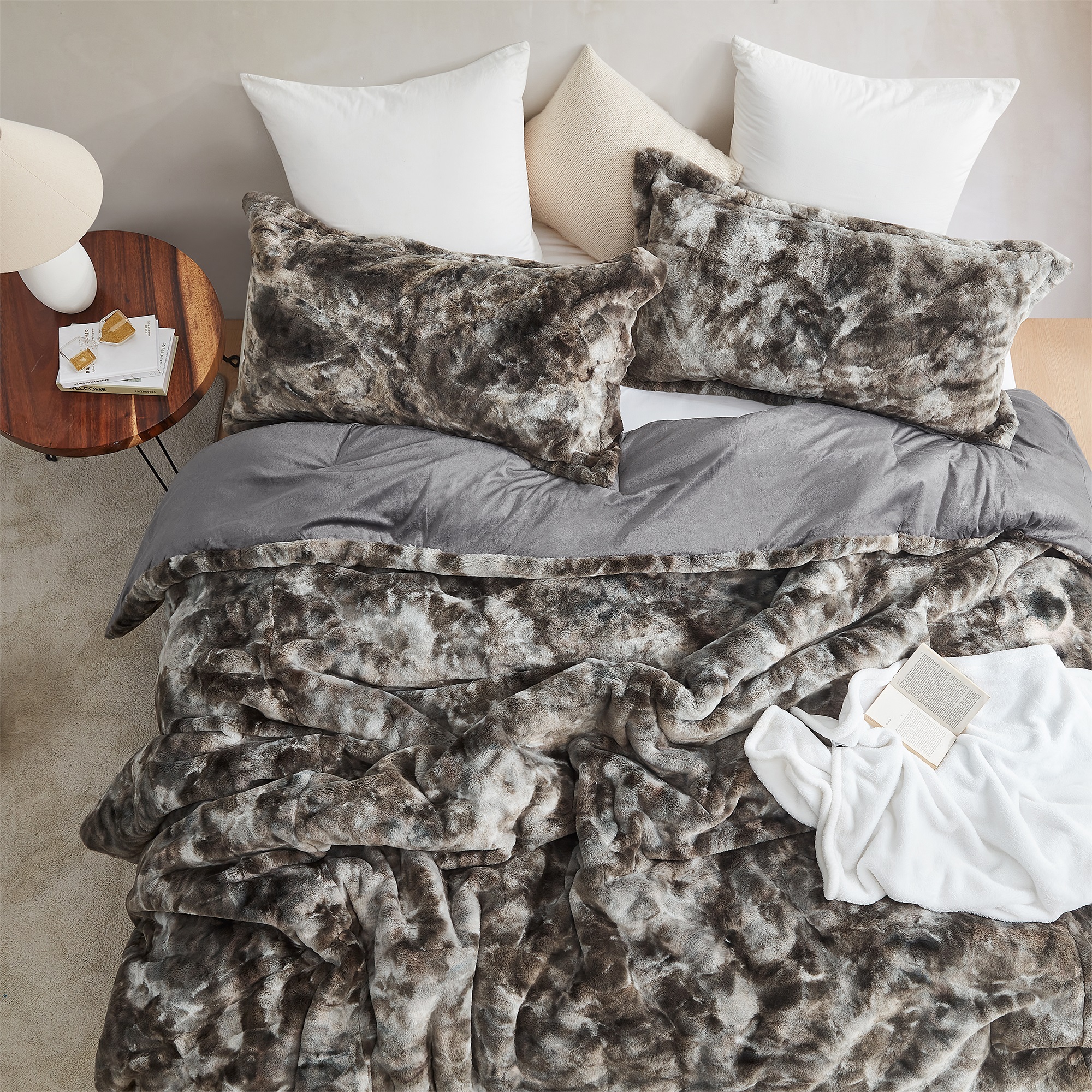 BLACK RABBiT　お座り Fire pattern OR×BK Wolf Bunny - Coma Inducer® Oversized Comforter - Gunpowder Black